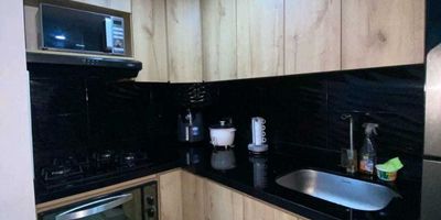 Apartamento en arriendo amoblado en Bello, Antioquia. Ubicado en la Urbanización Villa de Occidente, este apartamento para estrenar se encuentra en el 1er piso y ofrece 55 m² de espacio con excelentes acabados. Cuenta con 3 habitaciones y 2 baños, ideal para su comodidad. Incluye un parqueadero y la unidad residencial dispone de vigilancia. Su ubicación en Bello, Antioquia, brinda fácil acceso. Canon de arriendo: $2.400.000. Contacte para conocer más detalles a través de whatsapp, quiero que me contacten o ver teléfonos.