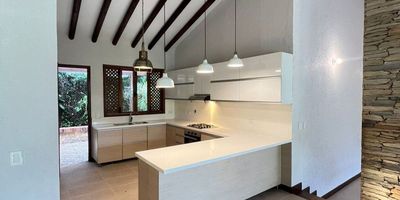 En Venta y Arriendo Casa campestre Sector: Envigado - Las Brujas ▪metraje : 270m / 500m L ▪Estrato : 5▪Urbanización cerrada : Si▪Salon comedor ▪Cocina integral ▪Estudio ▪Sala de estar amplia ▪Zona de ropas independiente▪Habitaciones : 4 C/U con Baño▪baños : 5 + servicio ▪1 habitación del servicio amplia ▪ 2 corredores laterales ▪Parqueaderos :  3 descubierto▪cuarto util : 1 amplio con estantería Venta:2.200.000.000Arriendo:11.000.000  Oasis residencial dentro de la ciudad, comodas vias de acceso, transporte publico cercano, mall comerciales, eps, gimnasios, colegios cercanos