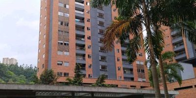 Vendo apartamento en Sabaneta,Barrio San Jose.     *Valor administración: $ 470. *Valor impuesto predial: $ 850.000 trimestral.   Este cuenta con:   * Alcobas: 3   * Baños: 3 1/2   * Parqueaderos: 2 lineal   * Cuarto útil: 2.     * Características internas:   1. amplio salon comedor.   2. Amplia cocina.3. Amplia Zona de ropas.   4. Amplio balcon. 5.Tres Dormitorios muy comodos y amplios con Vestier y baño cada uno.   6. Estudio muy amplio y comodo.   7. Baño de visitas.   9. no le da el sol poniente. 10.hermosas vista desde todo los cuartos. * Características externas:   1. Amplias y comodas zonas humedas con dos piscinas de adultos y una de niños.   2. posee el apto 2 cuartos utiles. 3.Dos puestos de estacionamientos lineales.4.gimnacion totalmente dotado.5. Parque infantil.6.Turco.7.Zona de BBQ. 8. Salon de juegos con multiples juegos. 9.Amplio Salon social10.Multiples zonas verdes 11. Parqueadero de visitantes.   12. Vigilancia y porteria.   * Sitios de interés cercanos/ puntos de referencia.1.Universidad CEIPA.2 Centro comercial Mall del SUR. 3. Exito de Sabaneta.   4. Centro Comercial Aves Maria.   5. Multiple bancos. 6.Confama de Sabaneta.7.Transito de Sabaneta.8.Alcaldia de Sabaneta. 9. hospital Benancio Diaz.   10. Parque de Sabaneta.   11. Parada de buses del metro.   Vende NEX CAPITAL.   Asesor Gustavo Gutiérrez. .