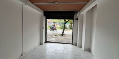 Local comercial en Belén Granada cerca a la estación Belén del metro Plus por toda la calle 30 con alto flujo peatonal y vehicular. Para más información 304-442-5334 FERNANDO Saavedra