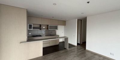 Apartamento de 90 m²- Dos habitaciones principal con baño privada y vestier.- Baños, social completo.- Sala, comedor, amplias.- Cocina, integral, abierta, barra americana.- Zona de ropa independiente.- Balcón amplio.- Unidad completa con dos parqueaderos y cuarto útil.- Buscar mayor información al 324-219-0444 Giovanny Riaño