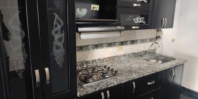 Venta de casa en campo valdezArea 130 mts2  Cuenta con papeles al dia .Escrituras y planos desenglove ,son Tercer piso y cuarto .En el tercer piso un apartaestudio que esta rentado en 750 mil $.En el cuarto piso una casa con 3 habitaciones , baño ,sala comedor ,bancon con zona humeda .total mente remodelada .