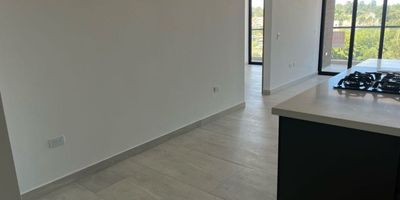 Apartamento para estrenar en alquiler edificio orquídeas del hato en Marinilla, cuenta con parqueadero y cuarto útil, cercano a; transporte público, tiendas, supermercados, colegios, centros médicos, a la estación de policía, iglesias y vías principales.Para más información 3044425334 Fernando Saavedra