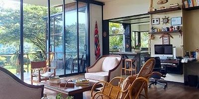 Se arrienda casa campestre en Dapa. Terreno de 3.295 mts2, 265 mts2 construidos. La casa consta de sala comedor, 3 habitaciones la principal con baño y vestier y 2 baños más. Estudio, terraza con agradable vista, cocina integral, zona de servicios, parqueadero para proximadamente unos 5 carros.