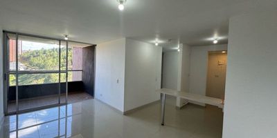 Se arrienda excelente apartamento en exclusivo sector de bello Amazonia El apartamento cuenta con excelente ubicación, un sector muy campestre y residencial Cuenta con excelentes rutas de transporte, el d1 está en el primer piso La iglesia está a todo el frente y el súper mercado A  cinco minutos del centro comercial fabricato La unidad cuenta con una hermosa piscina y todo tipo de zonas comunes El apartamento tiene acabados muy modernos Piso en porcelanato Y espacios muy cómodos