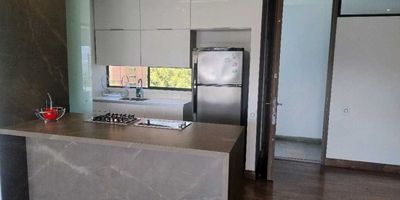 Amoblado en arriendo Cuenta con 120 mts22 habitaciones 2 baños Sala comedor Cocina abierta Zona de ropas Balcon Piso alto Con piscina BBQ Cerca a supermercados ,iglesias,centros comerciales,Con rutas de transporte publico para desplazarse a cual quier lugar de la ciudad .