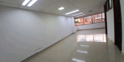 Amplia oficina en venta ubicada en el Centro de Medellín (Av. Oriental)Área 76.33Piso 8El edificio esta conformado por 1 torre de 13 pisos con primer piso de ocupación comercial (15 locales), 1 IPS, 190 parqueaderos 58 oficinas del piso 7 al 13 En su entorno encontramos el Parque Bolívar, el Centro neurológico de Antioquia, Clínica fundadores, y centros comerciales. (camino real) entre otros.Ubicación:Situada en una zona estratégica con fácil acceso a servicios y transporte público, esta oficina garantiza comodidad y practicidad para empleados y clientes.IDEAL PARA:Empresas de Tecnología e InnovaciónFirmas de ConsultoríAgencias de Marketing y PublicidaBufetes de AbogadoEmpresas FinancieraCentros de Llamadas y Soporte TécnicoEmpresas de Recursos HumanoOrganizaciones Educativas y de CapacitaciónEmpresas de Investigación y DesarrolloEmpresas MultinacionalesFirmas de Arquitectura y DiseñoEmpresas de Bienes Raíces:Organizaciones Sin Fines de Lucro:CoworkingEstas opciones reflejan la versatilidad y funcionalidad de la oficina en venta, atrayendo a una amplia gama de bles clientes que pueden beneficiarse de sus características y ubicación privilegiadaPortería las 24 horasLa oficina cuenta con 2 salones muy amplios, ambos comunicados, cada uno con Baño, 1 con cocineta.Puertas en maderaPiso en cerámica.Predial Anual $1.200.000Administración $1.383.000