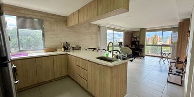 ¡Un refugio sereno en el corazón de Robledo Pilarica!Este apartamento de 61 metros cuadrados es un oasis de tranquilidad, con una habitación espaciosa, vestidor y baño privado, cocina integral acogedora y sala comedor bañada en luz natural con vistas encantadoras. Un lugar perfecto para relajarse y disfrutar de la vida, rodeado de naturaleza y con fácil acceso a universidades y centros comerciales. Un hogar hermoso y tranquilo donde puedes encontrar la paz que buscas.Contáctanos al 3044425439 para conocer este hermoso lugar.