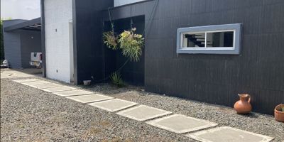 Arriendo casa campestre via a Pueblo Tapao.

La casa esta rodeada de amplios jardines verdes, àrboles frutales, El àrea cuenta con una terraza en la zona de estar, ideal para relajarse  mientras se disfruta del paisaje natural.

La casa tiene un diseño moderno y acogedor, con techos altos.

Consta:

Cocina integral abierta, 3 habitaciones cada un con baño, la principal baño y vestier, cuatro baños + 1 social, balcòn en la alcoba principal, cocina abierta tipo americano, cuarto de ropas, mueble para los linos, sala comedor muy amplia a doble altura, parqueadero para 6 carros, dos depositos, todos los servicios publicos.

Vigilancia 24/7

 
