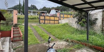 Casa finca para arriendo en Envigado  Sector La mina con salida por las Antillas EN PARCELACIÓN PORTERÍA 24/7 | *4,000.000* ▪ Área : 110 m² constru           400 mts lote ▪Sala comedor ▪Cocina integral ▪Zona de ropas▪Balcon: pasillo exterior ▪Baño social: 1 sencillo▪Baño Privado: 1 ▪Alcobas: 3▪Closet : 3 ▪Vestier: 1▪Piso:  primero▪ parqueadero: 3 carros ▪ Cuarto útil.No ▪Unidad cerrada: Si   ▪Zonas comunes: Zonas verdes, la casa cuenta con portón de acceso eléctrico