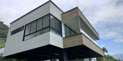 Casa en renta Envigado loma del chocho parte alta, está casa cuenta con 3 habitaciones con baño privado y vestier cada una, cocina integral y zona de ropa, amplia sala comedor con chimenea a gas, balcón con vista a toda ciudad.Adicional cuenta con una amplia zona verde, jacuzzi, parqueadero para 3 vehículos cubiertos.