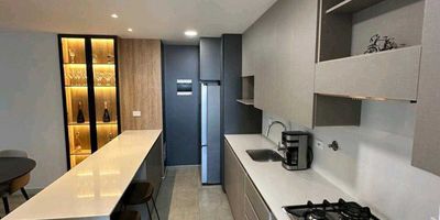 Este hermoso apartamento se encuentra disponible para la venta en una ubicación privilegiada en la ciudad de Colombia. Con una amplia área terreno de 99.0 metros cuadrados y una área construida y privada de igual tamaño, este inmueble ofrece espacio suficiente para acoger a una familia o a quienes busquen una vivienda cómoda y moderna. En su interior, cuenta con 3 habitaciones amplias y luminosas, perfectas para crear un ambiente de descanso y tranquilidad. Además, dispone de 2 baños completamente equipados para brindar comodidad y privacidad a sus habitantes. En la habitación principal también se encuentra un baño en suite, lo cual ofrece una mayor comodidad y practicidad. La cocina es uno de los espacios más destacados de este inmueble, ya que se encuentra equipada con una moderna barra estilo americano, perfecta para compartir comidas y momentos especiales con familiares y amigos. También cuenta con clósets, que proporcionan un excelente espacio de almacenamiento, y una vista panorámica desde el balcón, que brinda un ambiente agradable y relajante. En cuanto a las características externas, este apartamento cuenta con acceso pavimentado y se encuentra en una zona residencial de alta demanda, lo que garantiza una excelente conexión con el resto de la ciudad y un entorno tranquilo y seguro. Además, ofrece excelentes opciones de entretenimiento y bienestar, como un área social, ascensor, gimnasio y parqueadero para visitantes. Con la comodidad adic