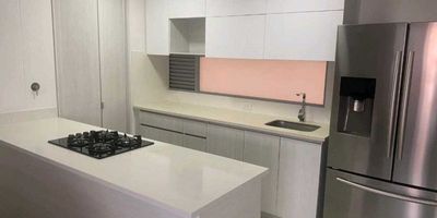 En este exclusivo sector de envigado encontrarás un apartamento ubicado a 2 minutos de la transversal intermedia que comunica hacia el tesoro y esa transversal de la montaña con destino final aeropuerto internacional José María Córdoba. También encontrarás el colegio cumbres que está a solamente dos pasos de este apartamento el cual cuenta con gran cantidad de árboles a su alrededor zonas campestres zonas infantiles y piscina. Es un apartamento de fácil acceso y alimentador del metro hacia la estación envigado el cual facilitará conexiones estratégicas con gran parte de envigado y su parque par principal además cerca de allí encontrarás al centro comercial city plaza, mall terrasina y estación de gasolina cercana.