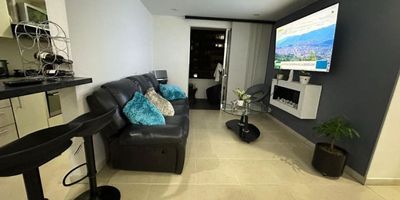 Vendo apartamento en Calazans, excelente ubicación central, acabados modernos, cuenta con 70 m², tres alcobas, dos baños, sala, comedor, amplia en perfecto estado parqueadero privado unidad con piscina jacuzzi dos Clubhouse juegos infantiles portería 24 horas turco, cerca a todas las zonas comerciales de Medellín, excelente para la inversión.