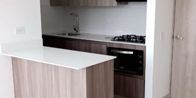 Se arrienda excelente apartamento con una ubicación muy estratégica Con cercanía a todo tipo de comodidades Al frente de todo centro comercial San Diego y premion plaza Restaurantes, excelentes rutas de transporte a todo Medellín Muy cerca al centro de Medellín y vía las palmas Cerca a la estación del metro Apartamento como nuevo con vista a todas las palmas Acabados modernos y cuenta con un área de 80 m2