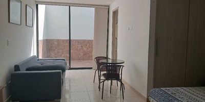 Se arrienda apartaestudio en la castellana, 50 metros cuadrados, todo amoblado, edificio cerrado, patio, baño, cocina semi integral