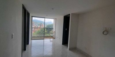 Te presentamos este hermoso apartamento ubicado en una de las zonas más deseadas de Colombia. Con una área total de 65.0 m2, este inmueble te ofrece todas las comodidades y el espacio que necesitas para vivir cómodamente. Además, cuenta con una ubicación privilegiada, lo que te permitirá tener acceso a todas las comodidades y servicios que ofrece una zona urbana. Este apartamento consta de 3 amplias alcobas, perfectas para acomodar a toda tu familia. Además, cuenta con 2 baños, uno auxiliar y otro en la habitación principal, para mayor privacidad y comodidad. Al ingresar, te recibirán un cómodo balcón y una hermosa barra estilo americano, perfecta para compartir momentos con tu familia o amigos mientras cocinas en la moderna cocina integral que incluye el inmueble. Todas las áreas del apartamento están diseñadas con los más altos estándares de calidad. Cuenta con clósets funcionales, ideales para organizar tus pertenencias, y un calentador para que nunca tengas que preocuparte por la temperatura del agua. Además, incluye un sistema de citófano e intercomunicador, puerta de seguridad y suelos de cerámica o mármol, brindándote toda la seguridad y el confort que necesitas. Al vivir en este apartamento, no tendrás que preocuparte por el espacio para tus mascotas, ya que admite su presencia. Además, podrás disfrutar de una hermosa vista panorámica desde su ubicación exterior. Si te encanta la naturaleza, podrás disfrutar de las zonas verdes y