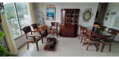 Vive en este agradable apartamento, a tan solo cinco minutos del centro pero con la tranquilidad de un sector residencial. Este apartamento ofrece tres (3) alcobas, dos (2) de ellas con closets, sala comedor amplia, cocina semi-integral, dos (2) baños, zona de ropas, pisos en ceramica, depósito y parqueadero, pensado para tu comodidad y la de tu familia.

 

Cod inmo: 14948 Manizales, Caldas
