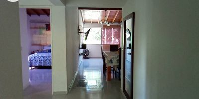 Oportunidad de inversión en Laureles Estadio. Venta Apartamento en el Barrio San Joaquín con sala comedor amplia y luminosa. Cocina integral con meson y salpicadero en marmol, mueble superior e inferior, cubierta con cuatro quemadores a gas, extractor de olores y alacena. Dos alcobas con closets y una alcoba auxiliar para servicio con closet. Dos banos. Zona de estudio ideal para teletrabajo. Zona de ropas independiente con calentador a gas. Citofono. Construcción tradicional, solida y funcional. Estrato cuatro. Hace parte de un edificio de cuatro pisos con vocacion residencial y comercial, rodeado de todo lo que necesitas Avenida San Juan, la Carrera sesenta y cinco, Circular una, la Avenida Bolivariana y la carrera setenta, el Centro Comercial Unicentro, parroquia de San Joaquin, Universidad Pontificia Bolivariana, Colegios y jardines infantiles. Excelente acceso a transporte publico. Precio negociable. Documentación al día. Listo para escriturar.