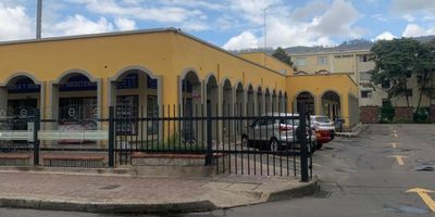 VENTA  EXCELENTE  LOCAL, RENTABLE. Magnifica Ubicación  en ELEGANTE CENTRO COMERCIAL. Primer piso, Area 33 M2, Altura 3,32 MTS. Un ambiente, Zona de alto movimiento comercial e industrial, con gran potencial de valorización y demanda para negocios gastronómicos, logísticos y de servicios. Una excelente oportunidad para inversionistas en un sector de gran desarrollo.
