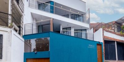 Arriendo hermoso apartamento para estrenar. 201 - Segundo piso sin ascensor. Tiene 2 habitaciones cada una con Aire Acondicionado, habitación principal con baño, vestier y closet, baño de alcobas, baño social, sala-comedor con panel eléctrico, cocina integral americana, amplio balcón, patio ornamental, sala de TV, zona de oficios. Se arrienda con A/A, calentador de agua y circuito cerrado de seguridad.  Los servicios son por aparte.  Parqueadero solo para moto, los carros parquean en la calle. El edificio tiene una excelente ubicación en el barrio Miraflores, muy cerca de la Uniminuto, fáciles vías de acceso, transporte público cercano. Contácteme, será un placer atenderle!