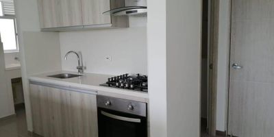 Se vende hermoso Apartamento, amplio, fresco,  de 85 m² ubicado en un quinto piso con ascensor, cuenta con cocina integral, zona de oficios amplia, sala comedor espaciosa, balcon amplio, 3 habitaciones, 3 baños, estudio o sala de TV, parqueadero propio en sotano. El conjunto residencial ofrece excelentes zonas comunes piscina de niños, adultos, salón social, juegos infantiles, cancha multiple, vigilancia privada 24/7. Valor de administración: $378.000.