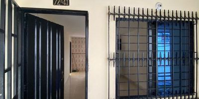 ¡Descubre tu nuevo hogar en el barrio Guaduales! Esta casa en venta, ubicada en segundo piso, en un sector residencial y muy tranquilo, combina amplitud, comodidad y gran potencial para adaptarla a tu estilo de vida. Al ingresar encontrarás una sala comedor espaciosa y bien iluminada, baño social, cocina sencilla, tres habitaciones, la principal con su propio closet que aporta orden y funcionalidad.
El inmueble dispone de zona de oficios incluye lavadero de ropa y punto para lavadora, ofreciendo todo lo necesario para facilitar las labores del hogar.
Su ubicación estratégica, permite tener a pocos minutos supermercados de cadena, colegios, parques, droguerías y opciones de transporte público, lo que garantiza una vida cotidiana cómoda y conectada con lo esencial.
Si lo que buscas es un lugar donde tu familia pueda crecer rodeada de un entorno tranquilo y bien ubicado, esta propiedad es la opción ideal. No dejes pasar esta oportunidad de inversión y agenda tu visita hoy mismo.