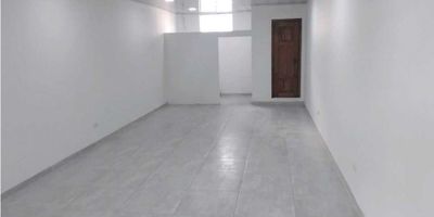 Se alquila un excelente local comercial ubicado en una zona estratégica de la ciudad. Este espacio cuenta con una amplia área de terreno de 45.0 metros cuadrados, con una construcción de igual medida y una cómoda área privada de 45.0 metros cuadrados, lo que lo convierte en una opción ideal para emprendedores y empresarios que buscan un espacio adecuado para desarrollar su negocio.

El local cuenta con una alcoba y un baño, lo que brinda la comodidad y privacidad necesarias para el personal y los clientes. Además, dispone de las instalaciones básicas de servicios como agua y electricidad, lo que facilita el funcionamiento de cualquier tipo de negocio.

En cuanto a sus características externas, este local cuenta con acceso pavimentado, lo que garantiza una fácil y cómoda accesibilidad. Además, su ubicación estratégica lo sitúa cerca de centros comerciales, centros médicos, colegios y universidades, lo que lo convierte en una opción ideal para aquellos negocios enfocados al público estudiantil.

Otra ventaja de este local es su cercanía al transporte público, lo que facilita el acceso para los clientes y el personal. Además, está ubicado en una zona residencial y comercial, lo que brinda un ambiente agradable y dinámico para el desarrollo del negocio.

Por último, el local se encuentra en una ubicación interior dentro del edificio, lo que lo hace más seguro y privado. Además, cuenta con vigilancia permanente, lo que brinda tranquilidad y seguridad en todo momento.

En definitiva, este local para alquiler es una excelente opción para aquellos emprendedores y empresarios que buscan un espacio amplio, cómodo y estratégicamente ubicado para desarrollar su negocio. No pierdas la oportunidad de crecer y expandir tu empresa en este lugar ideal.
