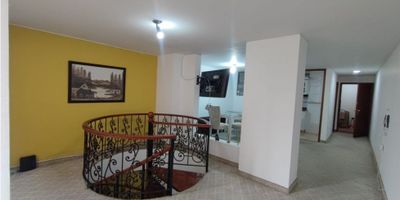 Arriendo apartaestudio tipo dúplex, área de 76m2, en edificio, sector Avenida Santander, cuenta con sala comedor, 1 habitación, 2 baños, cocina y zona de ropas.

El apartaestudio se encuentra en edificio residencial con excelente ubicación, cerca del centro comercial cable plaza, cerca de parques, universidades, supermercados entre otros, con excelente transporte público.

 En el valor se encuentra incluida la administración 

¡Contáctanos y separa tu cita 3206422861!
