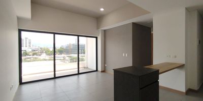 Apartamento en arriendo y venta en Pinares en unidad cerrada cerca a supermercados de cadena, rutas de transporte público y servicios complementarios de la zona. Cuenta con salacomedor, pisos en porcelanato, estudio, tres habitaciones, tres baños, cocina integral en mesón de Quartzone, estufa, calentador a gas y zona de ropas. La unidad posee de un parqueadero cubierto, ascensor, piscina, gimnasio, salón comunal, parques infantiles, zonas verdes, circuito cerrado de tv, vigilancia y portería las 24 horas. Inmueble sujeto a verificación de disponibilidad.