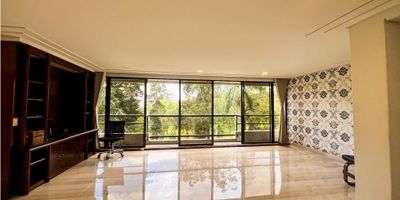 Apartamento dúplex en el Sector Campestre de 270 m², en edificio de una sola torre con 2 ascensores y máximo 2 apartamentos por piso. Cuenta con puerta blindada, 3 parqueaderos paralelos frente al ascensor y cuarto útil en el sótano 1. Pisos en mármol y madera, remodelaciones recientes en cocina y gabinetes.

Distribución:
    •    Primer nivel: 3 habitaciones (una con vestier y baño, una con clóset y la de servicio con baño), baño social completo, sala y comedor independientes, balcón con vista al Campestre, cocina integral equipada, zona de ropas amplia.
    •    Segundo nivel: 2 habitaciones (principal con 2 vestieres, baño con bañera y balcón; secundaria con clóset, baño y balcón), zona de linos.
    •    Total: 5 habitaciones y 5 baños.

Zonas comunes: sendero peatonal, zona infantil, zona de mascotas, parqueadero de visitantes, portería 24/7, jardines y ascensores remodelados.

Información adicional: administración $1.970.000, predial $9.800.000 anual, 40 años de construcción.