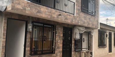 Se arrienda amplio apartamento con 2 habitaciones, 1 baño, sin closets, pero con excelente espacio interior y distribución. Ideal para quienes valoran áreas generosas y funcionales. Con acceso a servicios públicos y transporte.