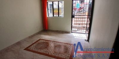 Se vende casa de dos pisos, sin desenglobar.
Primer piso:Sala, comedor, 3 alcobas (una con closet), cocina sencilla, red de gas, 1 baño, patio.Área: 120 m², piso en cerámica.Segundo piso:Sala, comedor, 3 alcobas (una con closet), cocina sencilla, red de gas, zona de ropas, 1 baño, balcón.Área: 80 m², piso en cemento.
Vende Integridad, inmobiliaria experta en administración y arrendamientos de apartamentos, casas, locales, bodegas y oficinas, Medellín y toda el área Metropolitana.