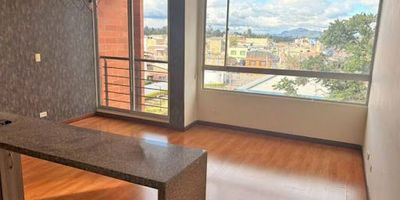 Hermoso apartamento de aproximadamente 72 m2. Cuenta con sala comedor, 3 habitaciones con su respectivo closet, cocina amplia y totalmente integral, 2 baños, estudio, zona de ropas, balcón y parqueadero privado. El conjunto cuenta con ascensor y se puede hacer uso de zonas verdes, gimnasio, salón social y juegos infantiles. Ubicado cerca al Parque principal de Funza, Cementerio de Funza, puestos de salud, colegios y sector comercial. Posee gran facilidad de acceso a transporte público, cómodas vías de acceso como a la Calle 80.