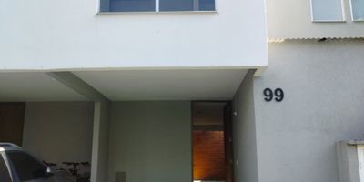 Descubre esta luminosa y moderna casa unifamiliar disponible para arriendo, ideal para quienes buscan amplitud y confort. Con 90 m² de construcción distribuidos en dos plantas, esta propiedad de 9 a 15 años de antigüedad ofrece un diseño contemporáneo en cada rincón, garantizando un ambiente fresco y acogedor para sus futuros residentes.  El interior de la vivienda se caracteriza por sus paredes blancas y pisos en baldosa/mármol, proporcionando un lienzo perfecto para la personalización. Dispone de 3 baños, varios dormitorios secundarios y funcionales pasillos que maximizan el espacio. Las amplias ventanas aseguran una excelente iluminación natural y ofrecen vistas despejadas, complementando su estilo minimalista y funcional.  En el exterior, la propiedad cuenta con una atractiva fachada contemporánea, un garaje cubierto con capacidad para 1 vehículo, y un encantador jardín delantero/patio. Entre sus características destacadas se incluyen ventilación natural.