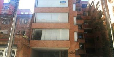 ARRIENDO APARTA ESTUDIO, en el exclusivo sector de Los Rosales, 44 mts, interior, sala comedor, una alcoba, cocina integral, un baño con división en vidrio, dos closets en alcoba, pisos en madera laminada, blackout, zona de lavandería independiente, un parqueadero cubierto. Vigilancia 247. Cerca de Av. Circunvalar, carrera 7. CITA PREVIA.