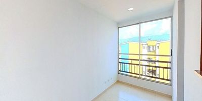 Apartamento en venta de 50m2, con vista exterior, ubicado en un 5to piso, acceso por escaleras. Consta de 3 habitaciones, 2 baños, sala comedor, cocina integral y zona de lavandería. Tiene piso cerámico en todas sus zonas. El conjunto cuenta con vigilancia privada las 24 horas. Cerca a centro comercial Caney Plaza; cerca a almacenes de cadena D1 y Ara; cerca a colegio Los Almendros; cerca a paradas del MIO; Vías de acceso por la calle 50 y cra 83c.