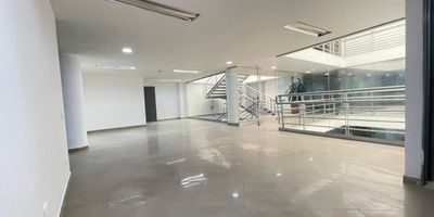 Local ubicado en el edificio San Miguel en el centro de Rionegro un sector residencial, comercial, de servicios cerca a transporte publico, colegio, universidad, centro comercial, parroquia, clinica u hospital, supermercado, gimnasio, restaurante, entidad bancaria, facil acceso a vias principales. Este sector estrategico es transitado por un alto flujo peatonal y vehicular. El inmueble cuenta con una excelente distribucion de los espacios, buena iluminacion y ventilacion, ideal para el crecimiento de la empresa.
Capacidad para doce oficinas, 16 banos, sala de espera y espacio para recepcion.
