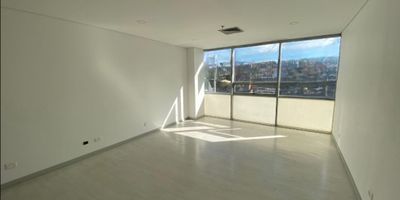 Se ofrece en venta una oficina de 37 m² ubicada en una zona estratégica de Envigado, a pocos pasos de la estación del metro y del centro comercial Mayorca, lo que garantiza excelente conectividad y una amplia oferta de servicios y comercio. Situada en moderno edificio empresarial con portería 24 horas, parqueadero para visitantes y dos auditorios disponibles para reuniones o eventos corporativos. La oficina cuenta con baño privado, cocineta, aire acondicionado y una distribución eficiente que se adapta fácilmente a diferentes tipos de negocio o consultorio. Ideal para profesionales independientes o pequeñas empresas que buscan proyectar una imagen corporativa en un entorno funcional y bien ubicado. Excelente opción de inversión en uno de los sectores de mayor valorización del sur del Valle de Aburrá.

