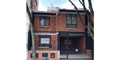 Se vende hermosa casa ubicada en zona residencial del caney, Primer piso zona para TV, Comedor, 1 baño, Bodega pequeña, cocina, zona de lavado con patio amplio y remodelado, segundo piso consta de 4 habitaciones con clóset y blackout, 1 baño. Tiene parqueadero cubierto y antejardin. Cerca de avenida principal, centro comercial y parques.

¡CONTACTANOS!

 
