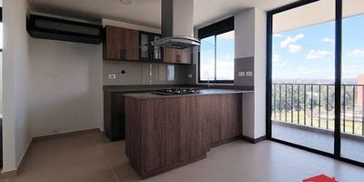 Encantador apartamento ubicado en unidad cerrada en San Antonio De Pereira, Rionegro. inmueble ubicado en el piso 12 con excelente vista , cuenta con un área de 73 m2 distribuidos en 2 cómodas habitaciones, cada una de ellas con closet, la principal con baño y vestier, sala, comedor, zona de ropas, cocina integral, baño social y  balcón. Unidad cerrada con portería 24 horas, sector tranquilo y agradable cerca de malls comerciales, colegios, hospitales, y demás sitios de interés. 