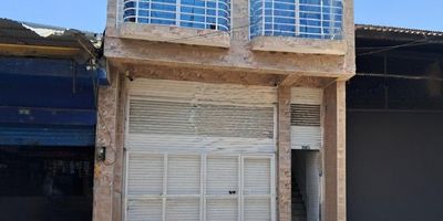 Arrendamos local comercial, a espaldas de la Galería del barrio La Nueva Floresta de Cali, Valle del Cauca. Especial para acopio y distribución de todo tipo de productos. 5 mts de frente por 25 mts de fondo, 5 mts de altura, un mezanine y baño. Valor del canon: $4.000.000 más IVA (19%) $760.000 PARA UN TOTAL DE $4.760.000. Incremento anual IPC más 2 puntos porcentuales o los que se acuerden, previamente.