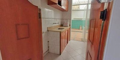 Acogedora y amplia casa de aproximadamente 98 m2. Cuenta con sala comedor, cocina sencilla, 5 habitaciones y 4 de ellas con su respectivo closet, un baño privado y 2 baños sociales, patio de ropas y una zona de estudio. Pueden hacer uso de zonas verdes, gimnasio, salón social y juegos infantiles. Ubicado en una zona privilegiada cerca de la biblioteca de Mosquera, Villa Olímpica, centro principal de Mosquera, a 10 minutos del Centro comercial Ecoplaza, posee gran facilidad de acceso a transporte público, cómodas vías de acceso como Calle 13 y Calle 80.