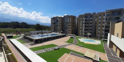 Bosques de Bochalema es la unidad residencial más completa del sector de Bochalema, ubicada cerca de vías principales. El proyecto cuenta con una elegante recepción que da la bienvenida a sus residentes y visitantes. Además, ofrece una amplia variedad de zonas de recreación y esparcimiento para toda la familia, como parque infantil, piscina para adultos y piscina para niños, juegos acuáticos, parque para mascotas, 2 BBQ (uno en terraza y otro en el espacio central), cancha recreativa, gimnasio, salón social y salón de juegos.
Apartamento en tercer piso con vista externa, dispone de habitación principal con baño y vestier, sala comedor, cocina integral, zona de oficios independiente, baño social, habitación auxiliar con closet, balcón, estudio con opción de tercer habitación, parqueadero propio. excelentes acabados.