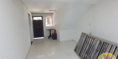 Codigo: 10365. 1° Piso en edificacion de 3 pisos. Acceso al inmueble: Directo a la via. Calentador a gas.