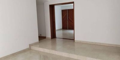 apto de 119m2  ubicado en 4 piso, 2 alcobas   1 estudio   3 baños. sala comedor, 2 parqueaderos, cocina  integral . excelente iluminación natural. cctv , edificio con recepción  vigilancia 247cerca a vías principales y supermercados  C.Comerciales iglesias, centros médicos