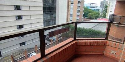 Descripción comercial sugerida

¡Vive con todo lo que necesitas en un  apartaestudio con parqueadero!

Este luminoso y funcional apartaestudio cuenta con 1 alcoba independiente y 2 baños completos, ofreciendo una distribución ideal para quienes desean confort, privacidad y practicidad.

1 alcoba bien iluminada

2 baños completos, incluyendo baño privado y baño social (ideal para visitas)

Parqueadero privado, para tu total comodidad y seguridad

Ubicado en un edificio moderno, con ascensor, zonas comunes bien cuidadas y excelentes accesos

Canon de arriendo: COP 2.800.000

Perfecto para profesionales o parejas que buscan un espacio compacto, moderno y bien ubicado. ¡Contáctanos para agendar tu visita sin compromiso!