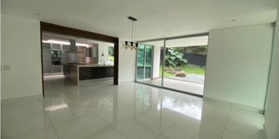 Casa campestre en Venta Las Palmas Medellin

 

Casa : Construida en 750 m² sobre un terreno de 2 710 m².
Primer piso: dos salas, comedor, cocina tipo isla, estar de TV, baño social, habitación de servicio con baño, zona de ropas y patio.

Segundo piso: Habitación principal con vestier, baño, Jacuzzi, 3 Habitaciones con baño privado, sala de TV, balcón alrededor de toda la casa, pisos en madera laminada.

Espacios adicionales: salón de juguetes, salón de oración o estudio, baño en garaje, salón de mecánica, útil, clóset de linos y sauna
Amenidades destacadas: portería 24 horas, doble parqueadero privado cubierto, parqueadero exterior para 3 carros, jardín, zonas verdes, ubicación tranquila,

Casa campestre de lujo, diseñada para el descanso, la vida familiar y el bienestar." combina espacios amplios y funcionalidad, seguridad permanente y entorno natural.

Cerca al túnel de oriente sobre las palmas con fácil acceso al transporté público.
 
