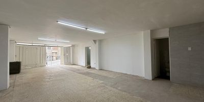 Local en Arriendo  Villa Hermosa

Impulsa tu negocio en una ubicacion estrategica con gran visibilidad y excelente proyeccion comercial. Este local cuenta con 2 salones, cocineta, 1 bano, piso reforzado y puerta tipo camion, caracteristicas que lo hacen funcional y adaptable a diferentes tipos de actividad economica.

Se encuentra en una zona de alto flujo vehicular y peatonal, con facil acceso a vias principales y rodeado de puntos de referencia como la Clinica El Rosario sede Centro, la cancha de arena La Mansion y la UVA de la Imaginacion.

Un espacio versatil y dinamico, ideal para emprendedores y empresas que buscan crecer en un entorno de alta circulacion y excelente conectividad.
La oportunidad perfecta para establecer o expandir tu marca en Medellin!