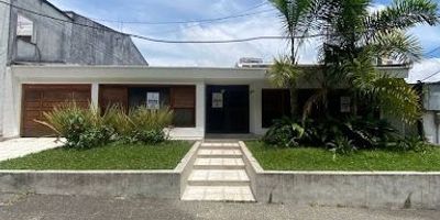 SE ARRIENDA CASA COMERCIAL GRANDE!!  ubicada en el sector de Alamos, zona céntrica y exclusiva de la ciudad, sector residencial y comercial cerca a todo, colegios,universidades, centros comerciales, restaurantes, comodas vias de acceso a transporte público  esta casa cuenta con 4 habitaciones amplias con baño,  habitación de servicio con baño, zona de ropas independiente, cocina integral completa  muy espaciosa, sala comedor, garaje interno para 2 vehiculos, antejardin, y patio interno grande e iluminado... CONTACTANOS YA !! 